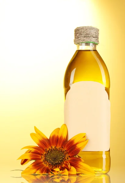 向日葵油和向日葵在黄色背景上 — 图库照片