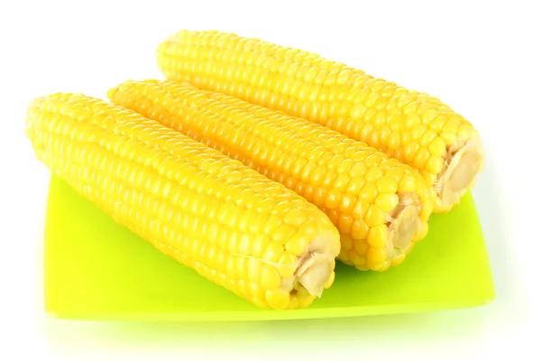 Варена кукурудза ізольована на білому на зеленій тарілці — стокове фото