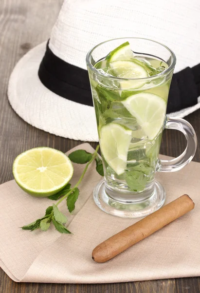 Mojito and a hat on a gray wooden background — Stock Photo, Image
