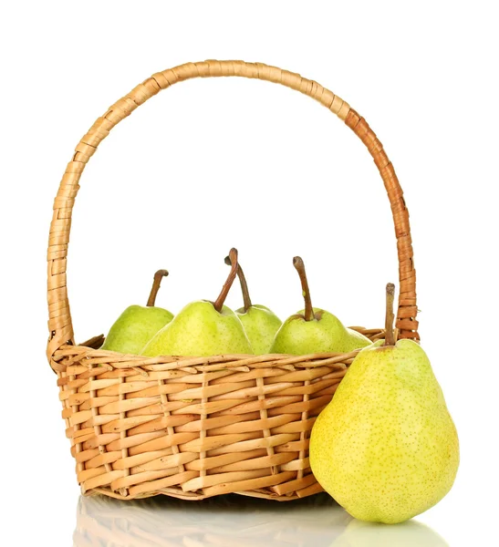 Färska päron i rotting korg isolerad på vit — Stockfoto