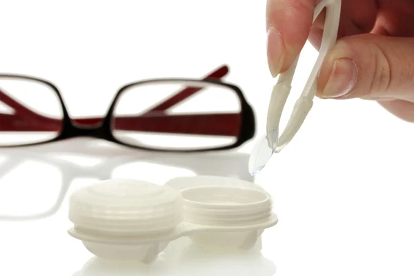 Lunettes, lentilles de contact en récipients et pinces, isolées sur blanc — Photo