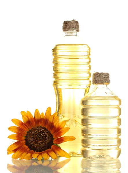 Olie in flessen en zonnebloem, geïsoleerd op wit — Stockfoto