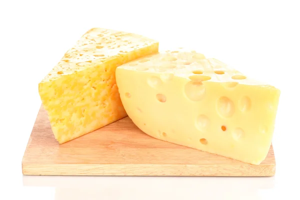 Chutný sýr na dřevěné desce izolovaných na bílém — Stock fotografie