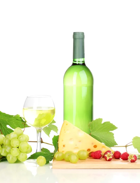 Üveg jó bor borospohár és elszigetelt fehér sajt — Stock Fotó