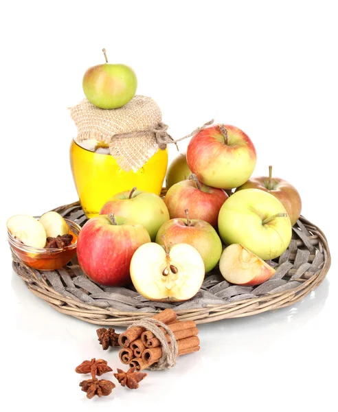 Med a jablka se skořicí na proutěné kolébky izolované na bílém — Stock fotografie