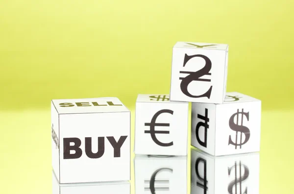 Forex. valuta in de witte dobbelstenen op groene achtergrond — Stockfoto