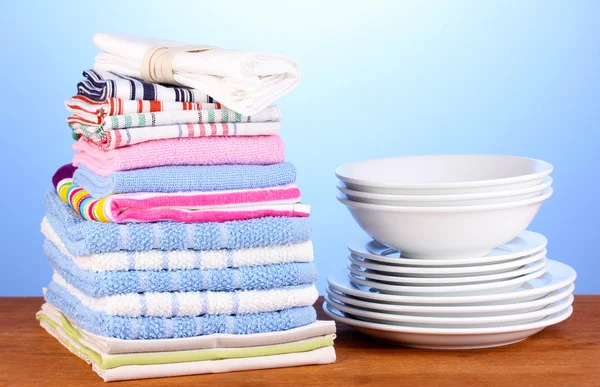 Кухонні рушники з посудом на синьому фоні крупним планом — стокове фото