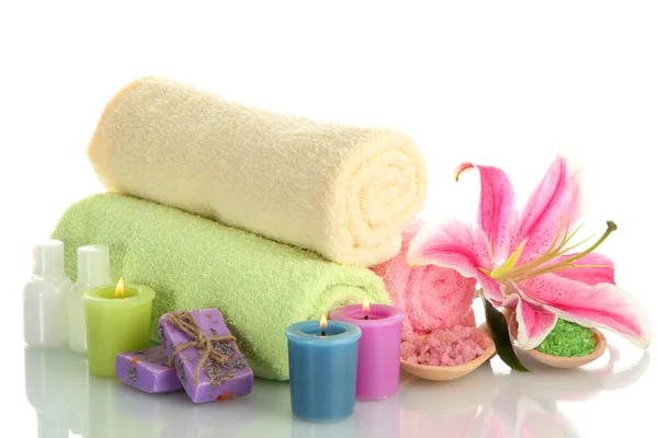 Asciugamani con giglio, olio aromatico, candele, sapone e sale marino isolati su bianco — Foto Stock