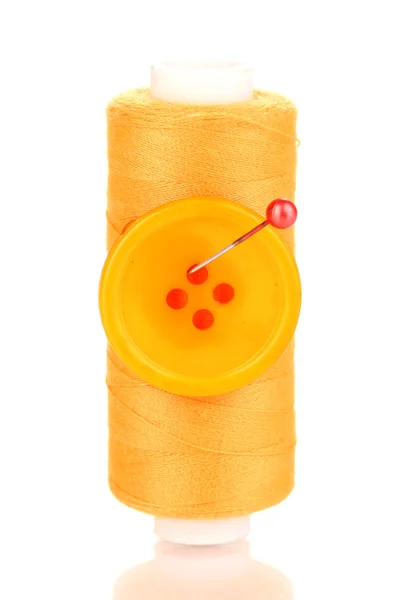 Bobina amarela com agulha e botões isolados em branco — Fotografia de Stock