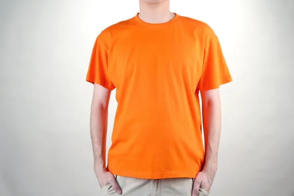 Человек в оранжевой майке крупным планом — стоковое фото