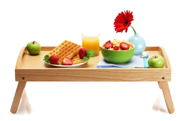 Leichtes Frühstück auf Holztablett isoliert auf weiß — Stockfoto