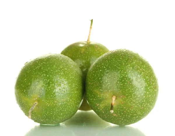 Tre gröna passionsfrukt isolerad på vit — Stockfoto