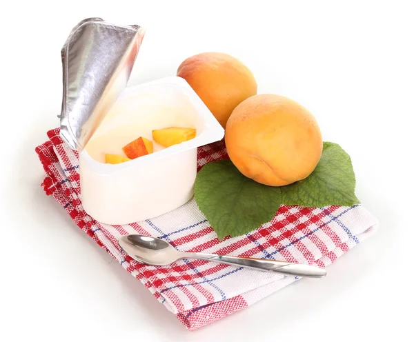 Yoghurt met abrikoos geïsoleerd op wit — Stockfoto