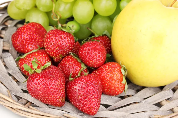 Frutas dulces maduras y bayas en primer plano estera de mimbre —  Fotos de Stock