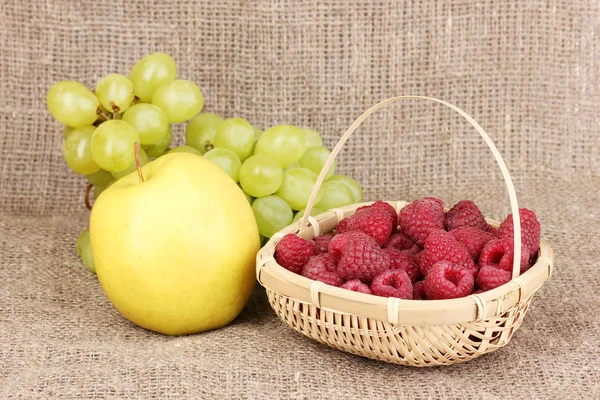Reife süße Früchte und Beeren auf Sacktuch — Stockfoto