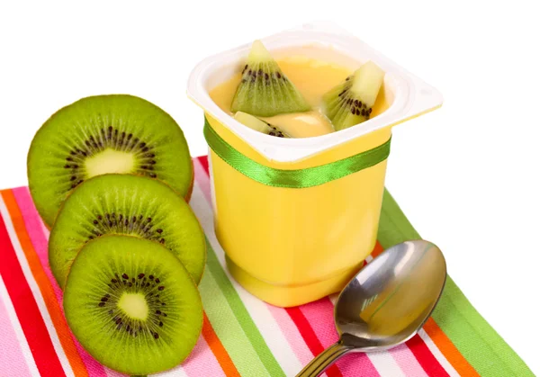 Yoghurt med kiwi isolerad på vit — Stockfoto