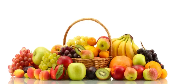 Assortiment van exotische vruchten in mand geïsoleerd op wit — Stockfoto