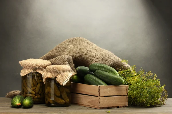 Свіжі огірки в дерев'яній коробці, соління і кропу, на сірому фоні — стокове фото