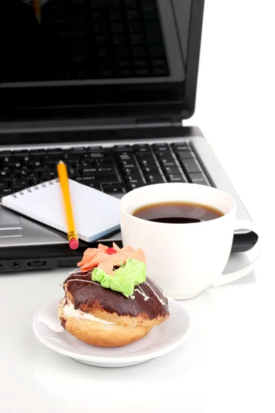 Comer no local de trabalho perto do laptop — Fotografia de Stock