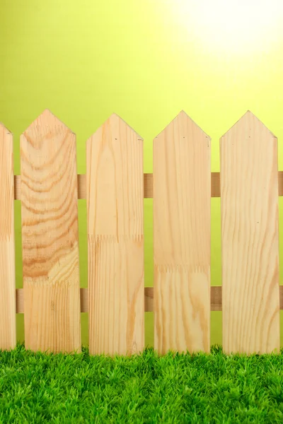 緑の背景のクローズ アップの木製フェンス — ストック写真