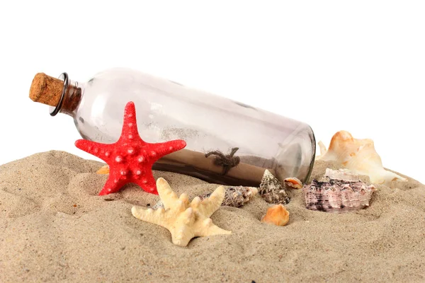 内部メモを白で隔離される砂の上にガラスの瓶 — ストック写真