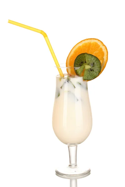 Вкусный молочный коктейль с фруктами, изолированными на белом — стоковое фото