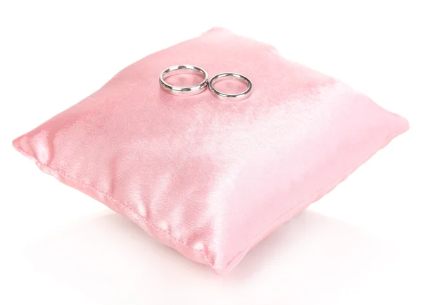 Свадебные кольца на атласной подушке изолированы на белом — стоковое фото