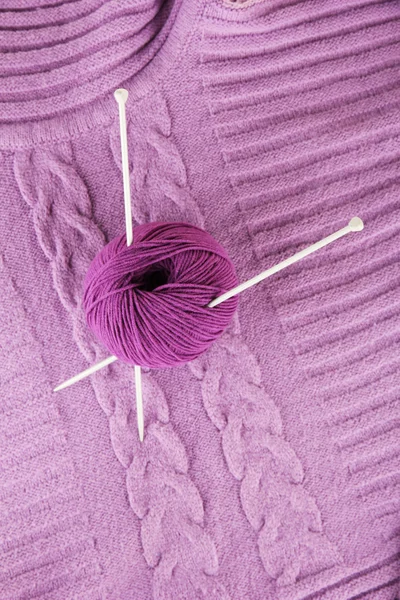 Fialový svetr a klubko vlny detail — Stock fotografie