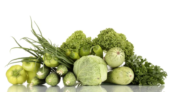 Verduras verdes frescas aisladas en blanco — Foto de Stock