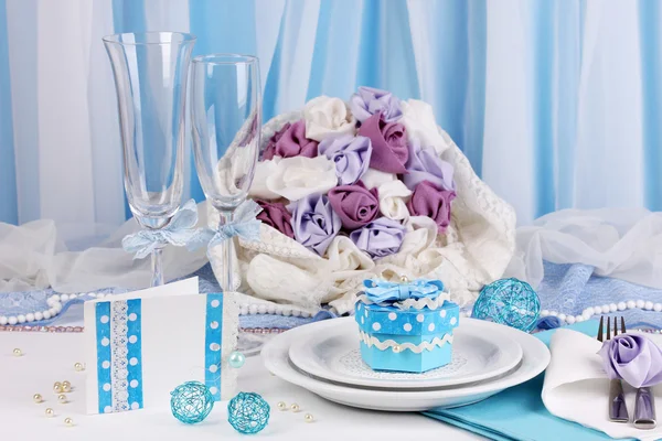 Pohádkové svatební stůl v modré barvě na pozadí modré a bílé tkaniny — Stock fotografie