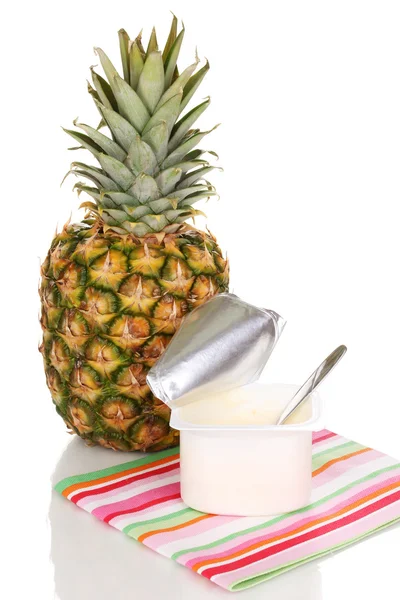 Yogourt à l'ananas isolé sur blanc — Photo