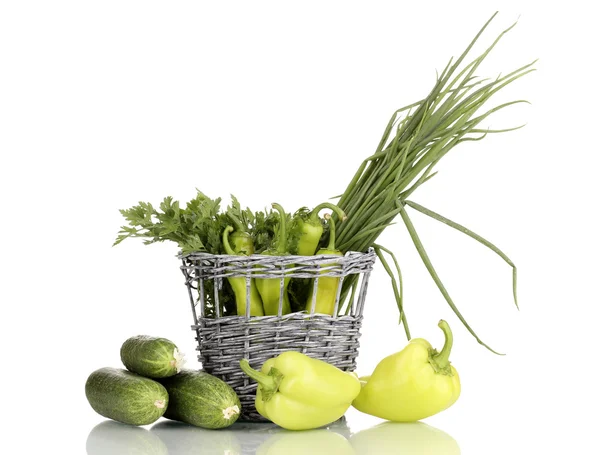Legumes verdes frescos em cesta isolada em branco — Fotografia de Stock