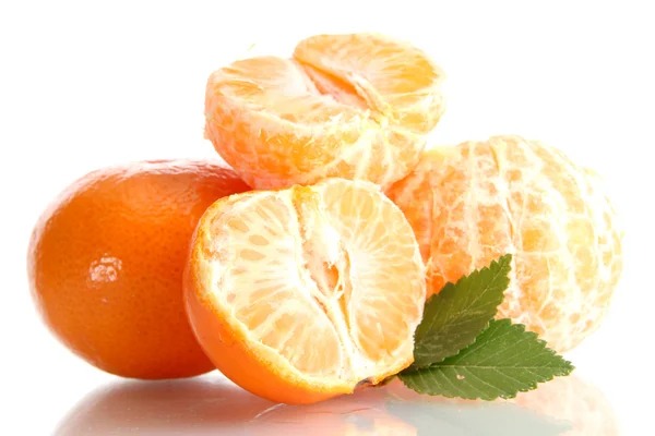 Rijp smakelijke mandarijnen geïsoleerd op wit — Stockfoto