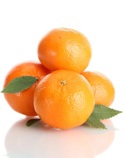 Rijp mandarijnen met bladeren geïsoleerd op wit — Stockfoto