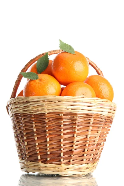 Mandarinen mit Blättern in einem schönen Korb isoliert auf weiß — Stockfoto