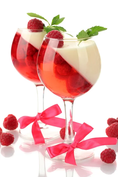 Gelatina de frutas en vasos con frambuesas aisladas en blanco — Foto de Stock