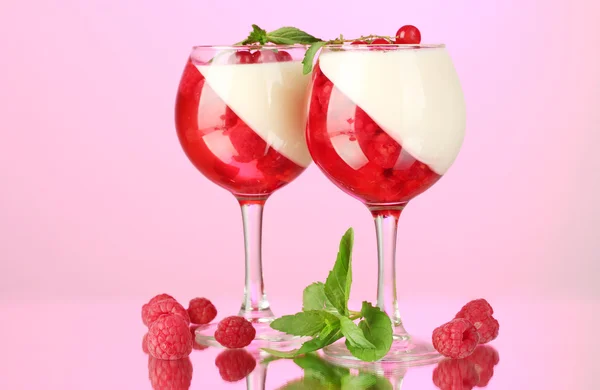 Fruchtgelee mit Beeren in Gläsern auf rosa Hintergrund — Stockfoto