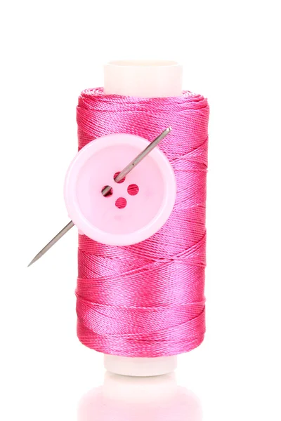 Bobina rosa com agulha e botões isolados em branco — Fotografia de Stock