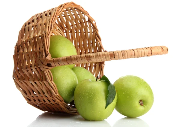 Ώριμα πράσινα μήλα με φύλλα στο καλάθι που απομονώνονται σε λευκό — Φωτογραφία Αρχείου
