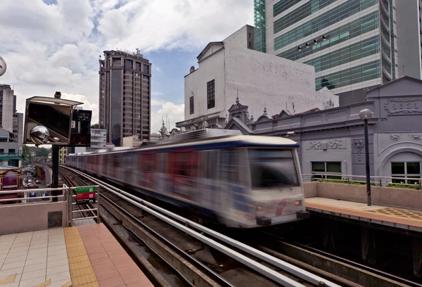 吉隆坡的轻铁地铁 — 图库照片