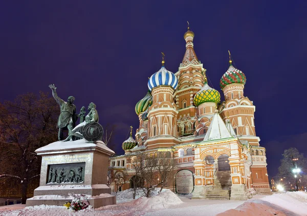 Собор Василия Блаженного со статуей Минина и Пожарского, Москва — стоковое фото