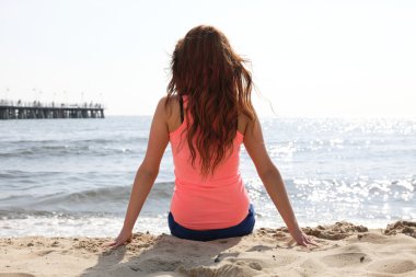 kadın zevk yaz güneş oturma kum ha seyir Beach Tatil