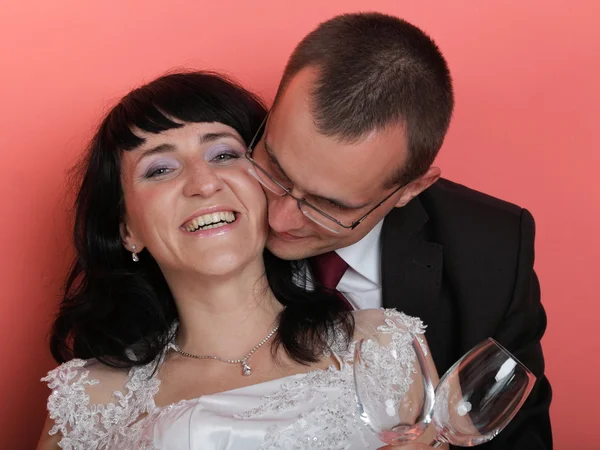 Noiva e noivo sorridentes felizes — Fotografia de Stock