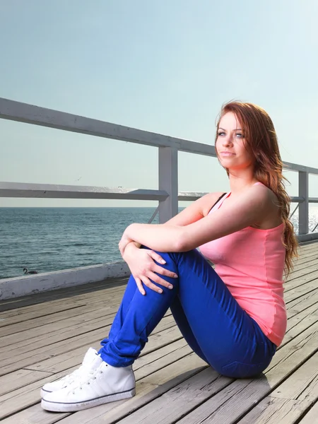 魅力的な女の子の若い女性の桟橋の海 — ストック写真