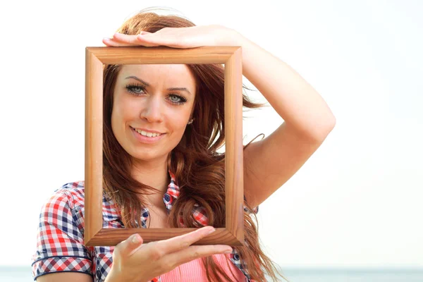 Vrouw met frame reizen concept — Stockfoto