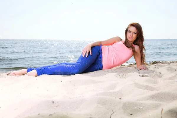 Strand vakantie vrouw genieten van zomer zon zand op zoek gelukkig — Stockfoto