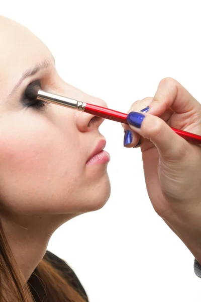 Kadın göz farı makyaj fırça uygulamak — Stok fotoğraf