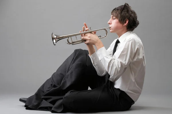 Porträt eines jungen Mannes, der seine Trompete spielt — Stockfoto