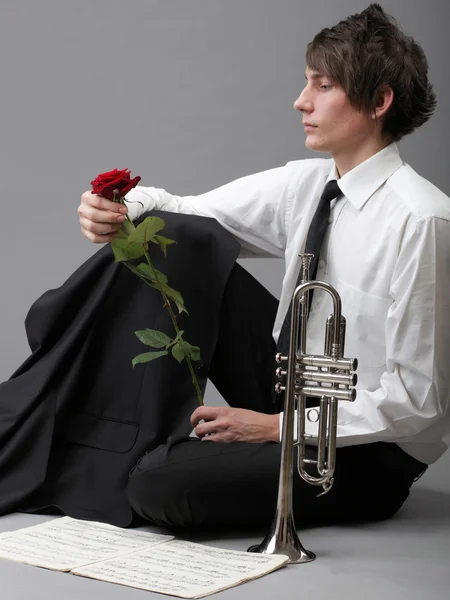 Портрет молодого человека влюблённого в любовь труба — стоковое фото