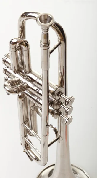 Zilveren trompet op een witte achtergrond — Stockfoto